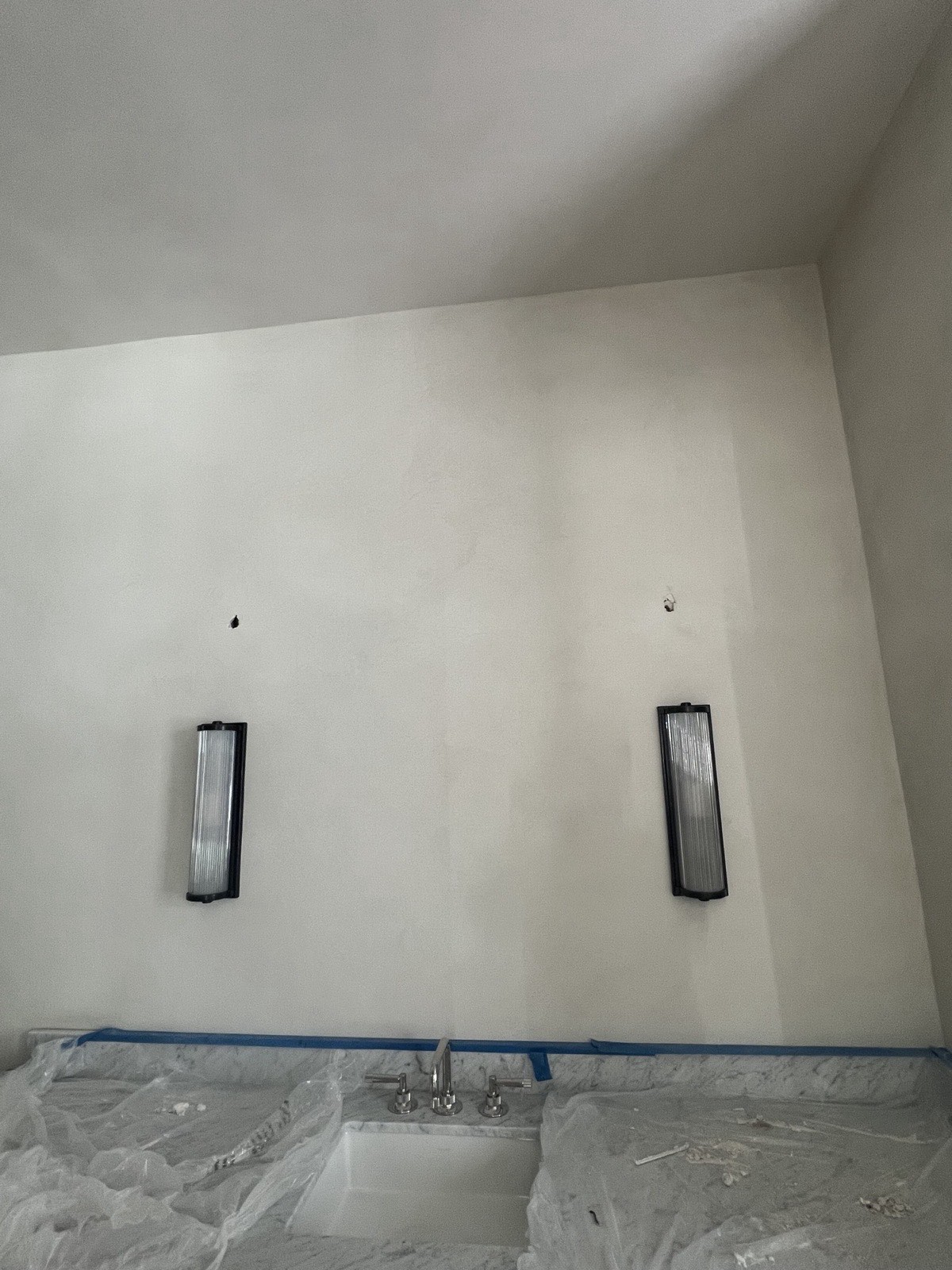 Bath wall in white Tadelakt while work was in progress