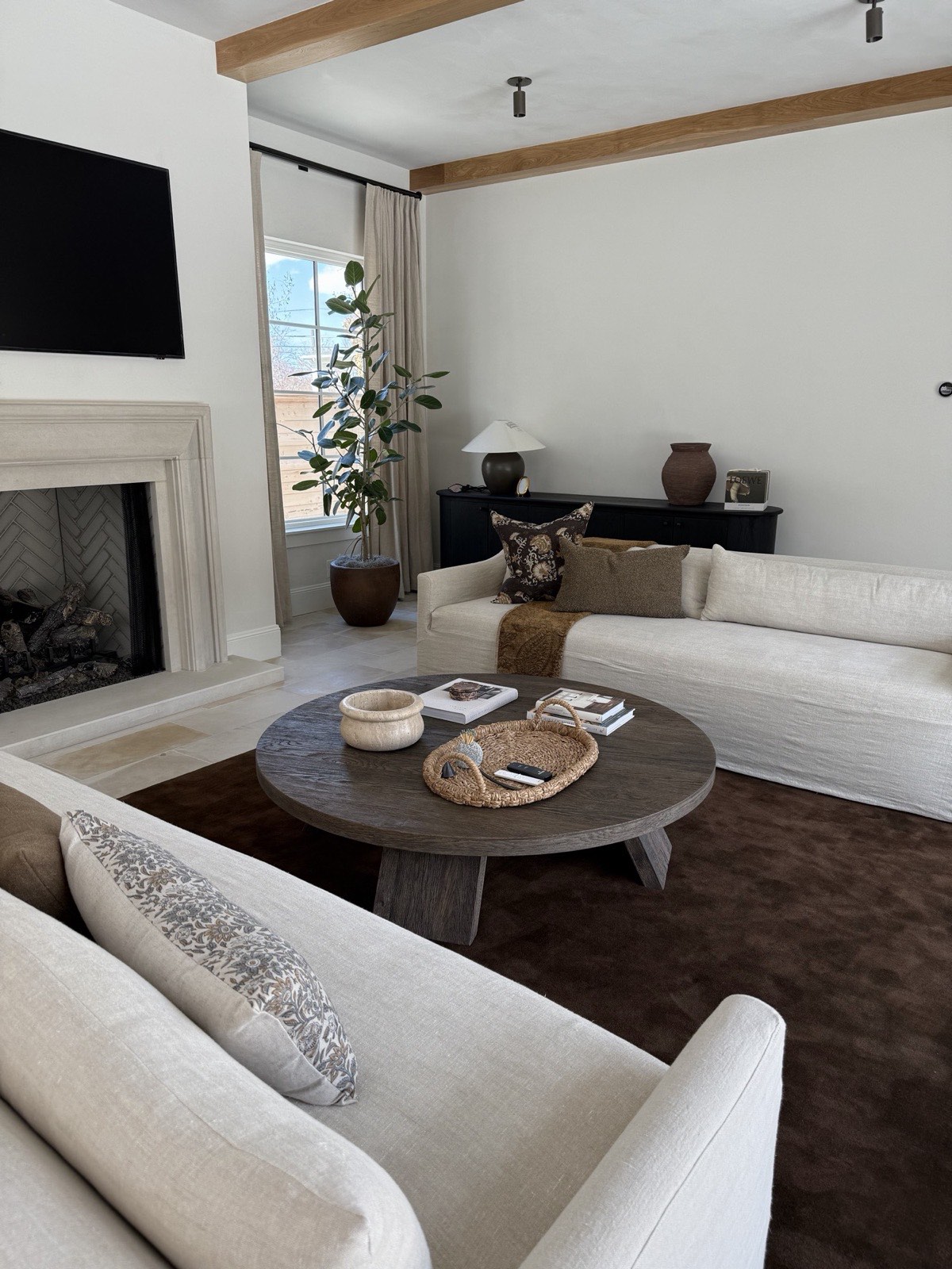Pool house main room with plastered walls and ceiling between oak beams